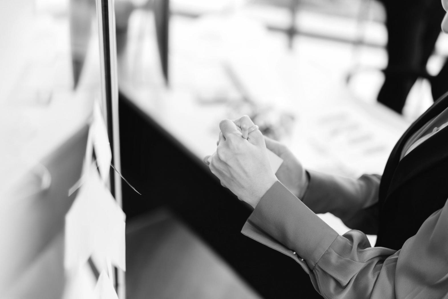 Profesional revisando estrategia SEO actualizada