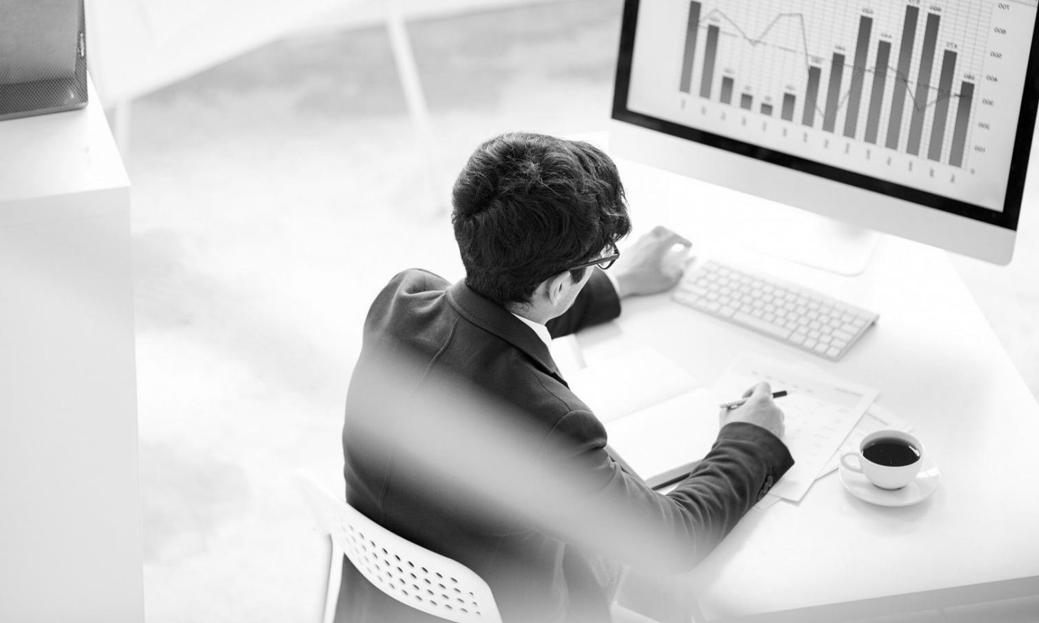 Equipo colaborando en estrategia digital